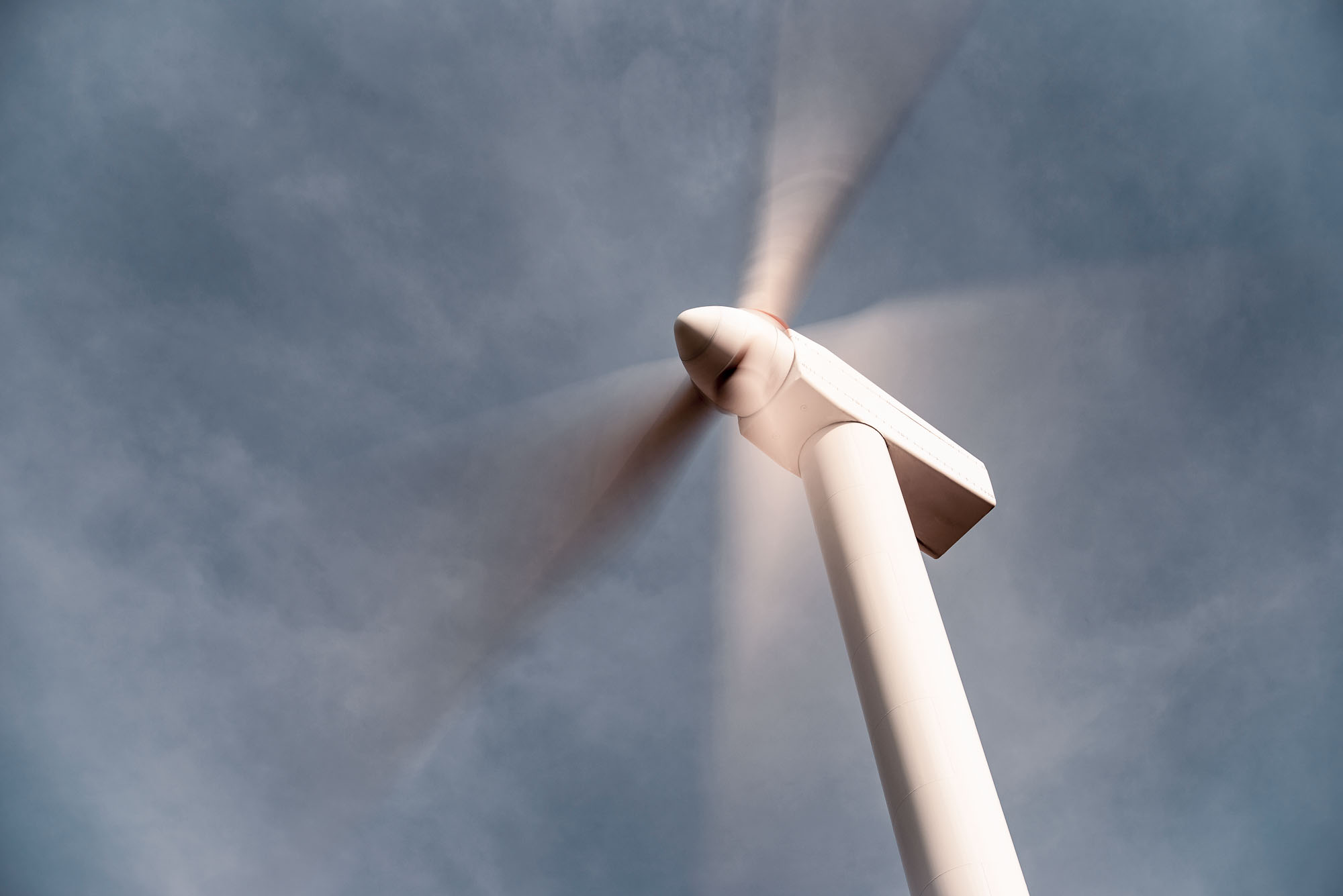 Wind Turbine in Bewegung mit Rotorblättern